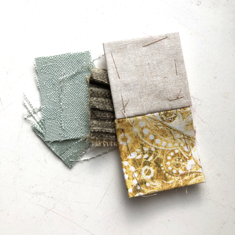 Lapjes stof in verschillende structuren en kleuren voor vrije verwerking – kinderworkshop Atelier Hier & Daar