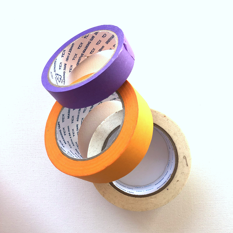 Gekleurde tapes als vrij materiaal voor bouwen of verbinden in het atelier – materiaal uit kinderworkshop Atelier Hier & daar