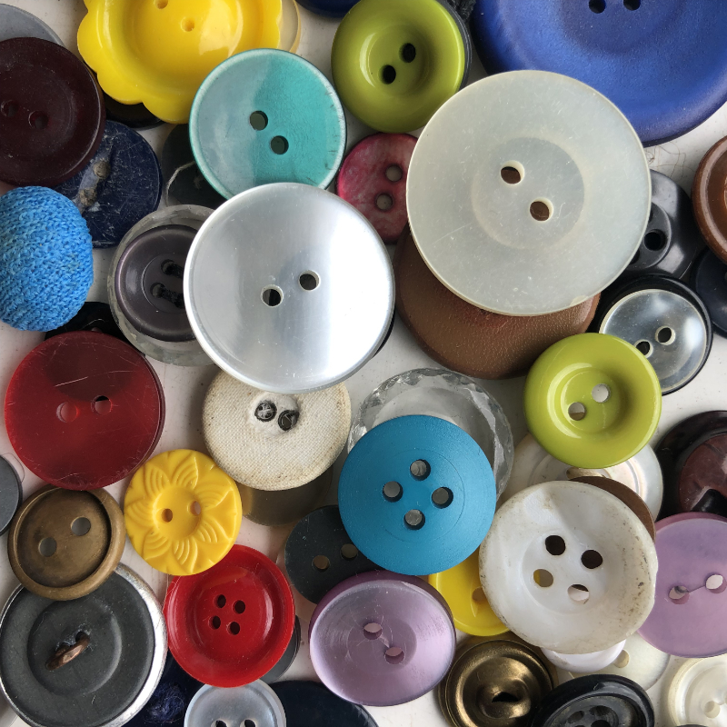 Losse knopen in allerlei kleuren en maten, onderdeel van het vrije materiaalaanbod – kinderworkshop Atelier Hier & daar