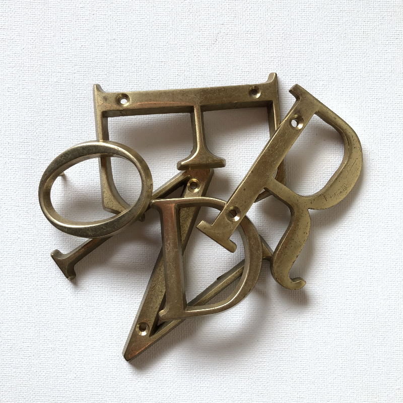 Vintage metalen letters als inspiratiebron voor vorm, taal en compositie – materiaal uit kinderworkshop Atelier Hier & Daar
