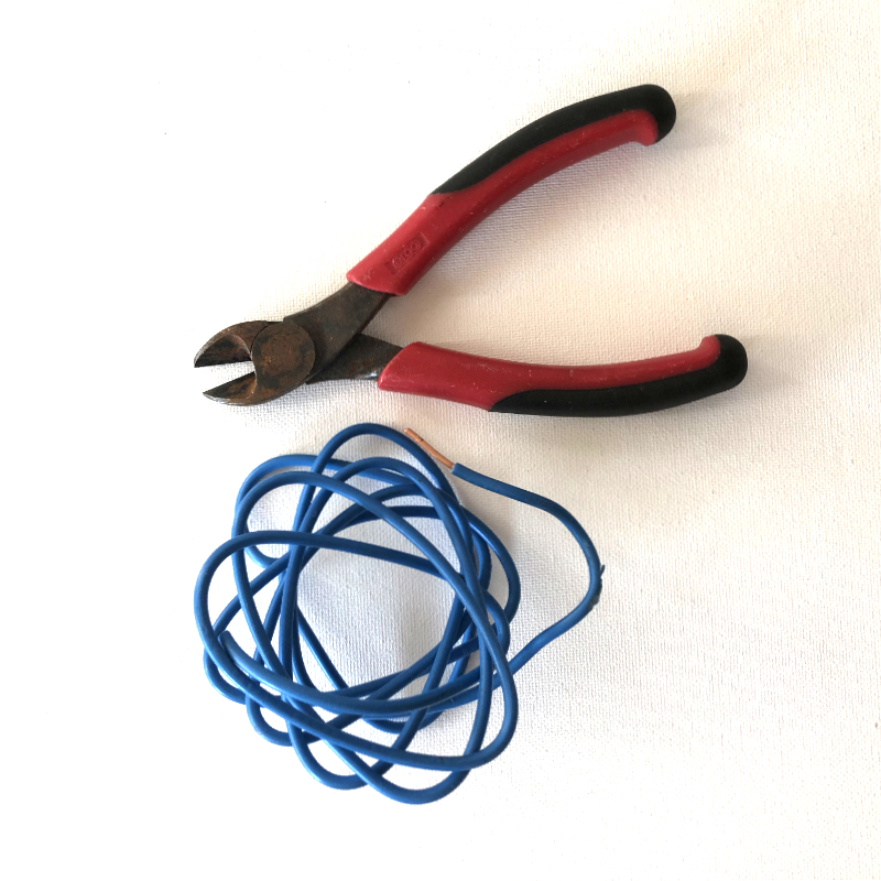 Tang met elektriciteitsdraad om zelf constructies of verbindingen te maken – kinderworkshop Atelier Hier & Daar