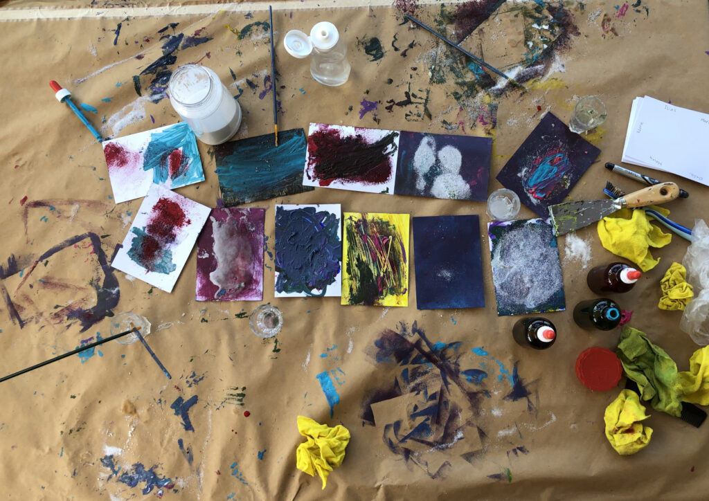 Heerlijke chaos aan tafel na een workshop waar de kinderen creatief en onderzoekend bezig zijn geweest bij Atelier hier & daar